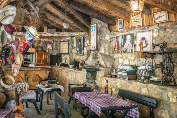 Krapina, Karadağ - Nisan 2018: Sırp Balkan Restoran Hatıra silahlar da dahil olmak üzere ve giyim Sırp savaş içeren içinin