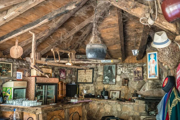 Krapina, Karadağ - Nisan 2018: Sırp Balkan Restoran Hatıra silahlar da dahil olmak üzere ve giyim Sırp savaş içeren içinin