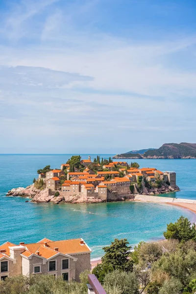 Sveti Stefan, Karadağ - Nisan 2018: Şu anda özel olarak sahip olduğu ve bir pahalı lüks otele döndü tarihi eski şehir,