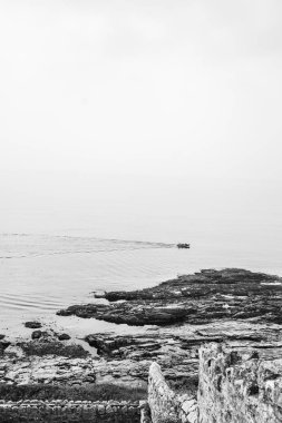 Marazion, İngiltere - Mayıs 2018: Küçük motorlu tekne Cornish bay, Cornwall, İngiltere, İngiltere'de yelken insanlarla