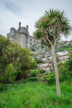 Marazion, İngiltere - Mayıs 2018: St Michaels Mount ada kale ve bahçeleri, Cornwall, İngiltere