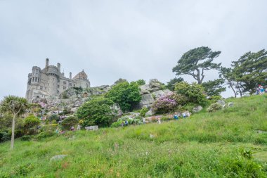 Marazion, İngiltere - Mayıs 2018: St Michaels Mount ada kale ve bahçeleri, Cornwall, İngiltere
