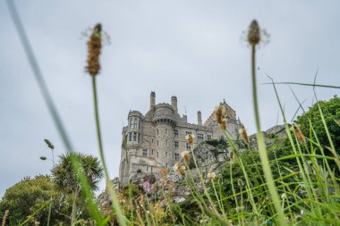 Marazion, İngiltere - Mayıs 2018: St Michaels Mount ada kale ve bahçeleri, Cornwall, İngiltere