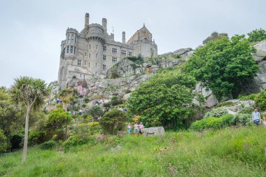Marazion, İngiltere - Mayıs 2018: St Michaels Mount ada kale ve bahçeleri, Cornwall, İngiltere
