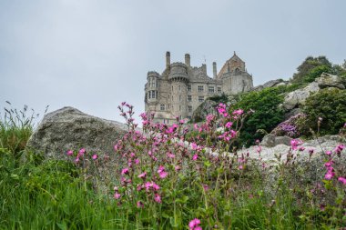 Marazion, İngiltere - Mayıs 2018: St Michaels Mount ada kale ve bahçeleri, Cornwall, İngiltere