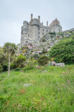 Marazion, İngiltere - Mayıs 2018: St Michaels Mount ada kale ve bahçeleri, Cornwall, İngiltere