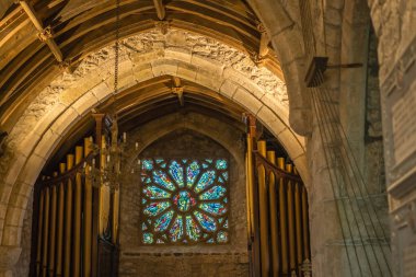 Marazion, İngiltere - Mayıs 2018: Victoria vitray kilise penceresinde St Michael's Mount kale Şapel, Azizler ve çeşitli dini sahneler, Cornwall tasvir