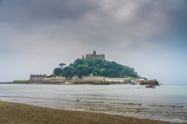 Marazion, İngiltere - Mayıs 2018: Görünüm St Michaels plaja Marazion Köyü, Cornwall, İngiltere'de görüldüğü gibi Mount,