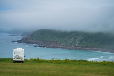 Penwith miras Coast, İngiltere - Mayıs 2018: yukarıda Sennen Cove Cornwall Park kamp aracına
