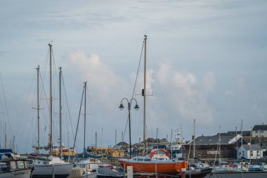 Marazion, İngiltere - Mayıs 2018: Penzance Harbour, Cornwall, İngiltere'de sakin bir denizde küçük yelkenliler
