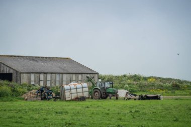 Penwith miras Coast, İngiltere - Mayıs 2018: Döken ve Cornish kırsal kırsal, Cornwall, İngiltere'de bir çiftlikte traktör