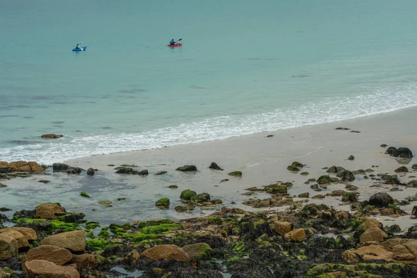 Penwith Heritage Coast Inglaterra Mayo 2018 Gente Remando Kayaks Playa — Foto de Stock