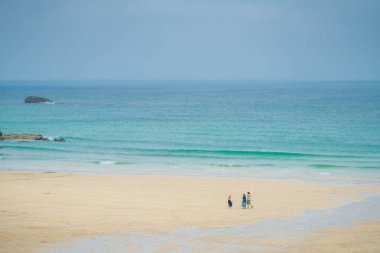 St Ives, İngiltere - Mayıs 2018: St Ives, Cornwall, İngiltere, İngiltere'de, boş güzel Porthmeor sahilinde yürüyüş aile