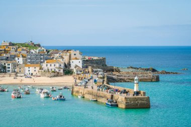 St Ives, İngiltere - Haziran 2018: Küçük deniz feneri Saint Ives, Cornwall, İngiltere'de liman girişinde