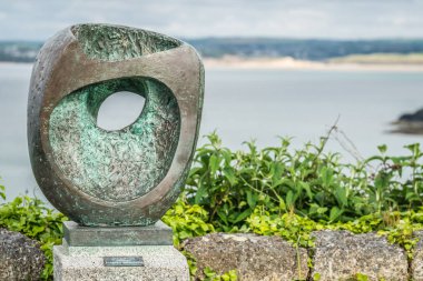 St Ives, İngiltere - Haziran 2018: Epidauros II - Barbara Hepworth heykel bir bahçe yukarıda plaj ve bay, Cornwall, İngiltere