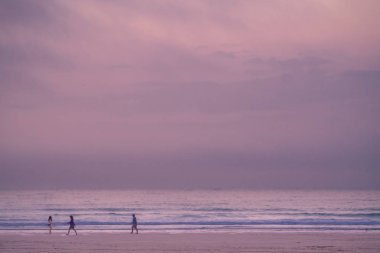 St Ives, İngiltere - Mayıs 2018: aile batımında, Cornwall, İngiltere'de boş güzel Porthmeor sahilde yürüyüş