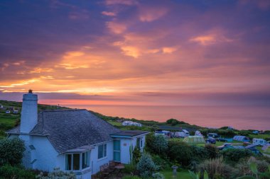 St Ives, İngiltere - Mayıs 2018: Güzel renkli günbatımı üzerinde kamp Cornish kenarı, Cornwall, İngiltere