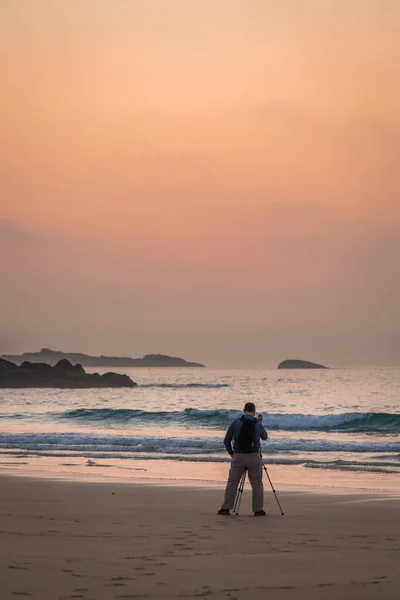 英国圣奈尔 2018年5月 专业摄影师站在海滩上黄昏和拍摄美丽的海岸 康沃尔 英国的照片 — 图库照片
