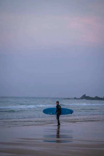 Ives Inglaterra Maio 2018 Surfista Prepara Para Para Mar Espera — Fotografia de Stock