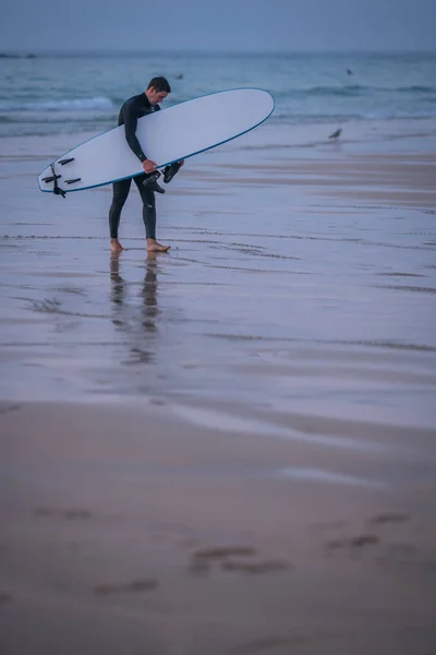 Ives Inglaterra Maio 2018 Surfista Carregando Sua Prancha Surf Praia — Fotografia de Stock