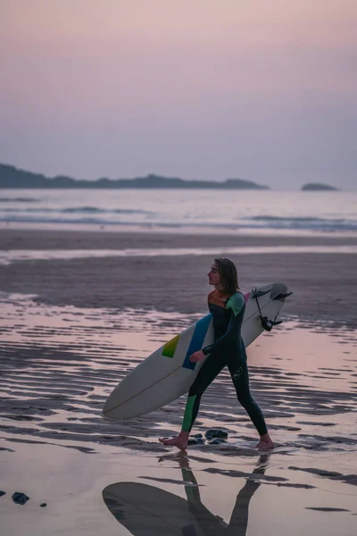 Ives England Mai 2018 Surfer Mit Surfbrett Strand Der Dämmerung — Stockfoto