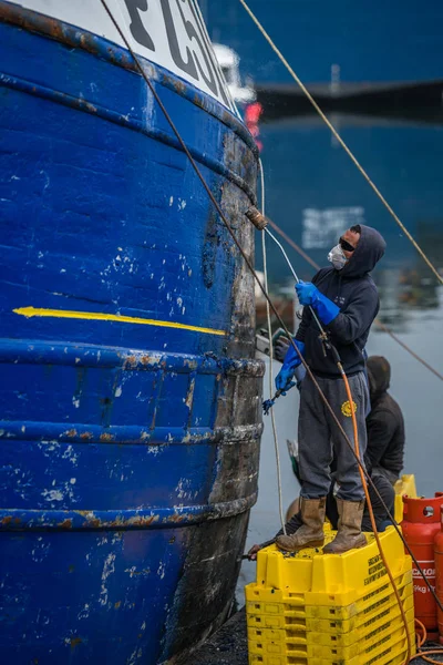 Penzance Inglaterra Mayo 2018 Hombres Reparando Pintando Soldando Grandes Embarcaciones —  Fotos de Stock