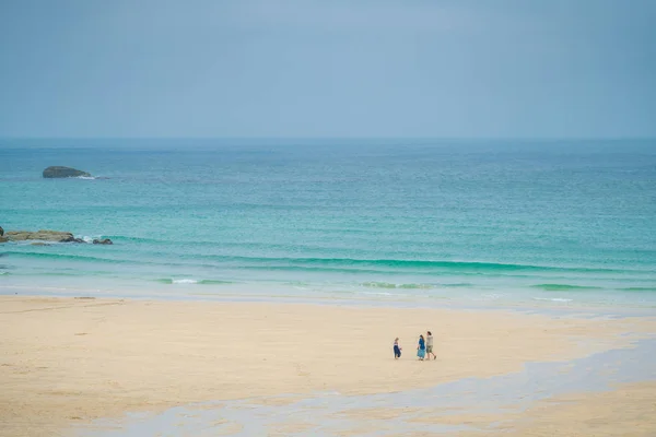 英国圣奈尔 2018年5月 家庭漫步在空美丽的 Porthmeor 海滩在圣奈尔 康沃尔 — 图库照片