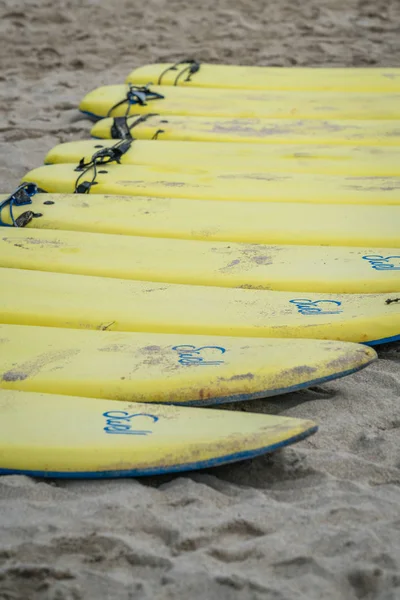 Ives Inglaterra Maio 2018 Pranchas Surf Amarelo Deitadas Praia Saint — Fotografia de Stock