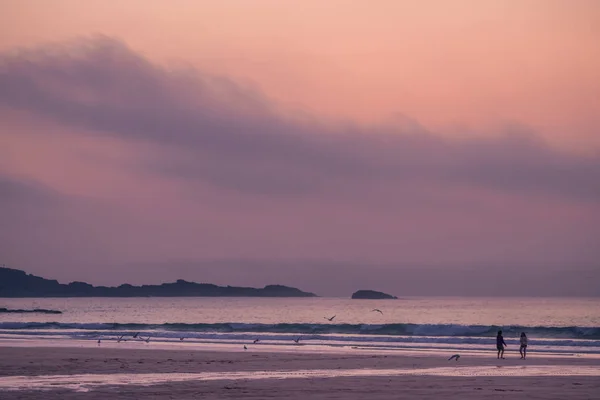 Ives Inglaterra Mayo 2018 Familia Caminando Por Hermosa Playa Porthmeor — Foto de Stock