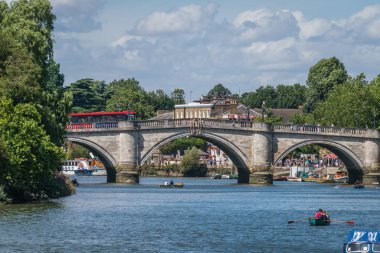 Londra, İngiltere - Temmuz 2018: Nehri üzerinde tekne thames Ütü ve taş demiryolu ile Köprü arka planda, Richmond
