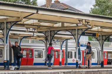 Londra, İngiltere - Temmuz 2018: Richmond Yeraltı Metro İstasyonu'na gelen tren bekleyen Commuters