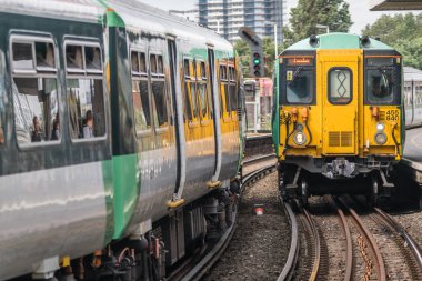 Londra, İngiltere - Temmuz 2018: platform üzerinde gelen havai Londra treni bir numaralı