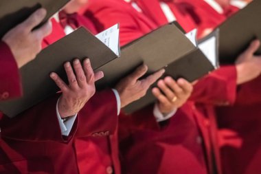 Rochester, İngiltere - Temmuz 2018: Kent, İngiltere'de bir katedralde yaparken şarkı kitap tutan mens koro üyelerinin yakın çekim