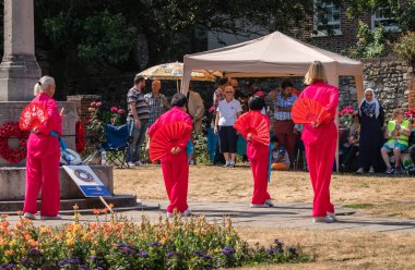 Rochester, İngiltere - Temmuz 2018: Bir grup kadın kırmızı taraftarlarla Tai Chi egzersiz sırasında kültürel ve Folklor Festivali