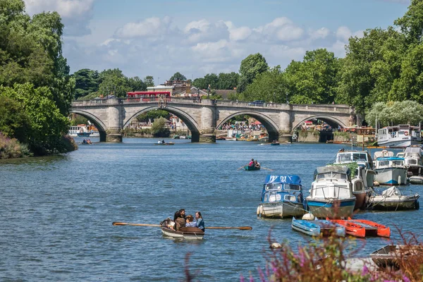 Londra Inghilterra Luglio 2018 Barche Sul Tamigi Con Ponte Ferroviario — Foto Stock