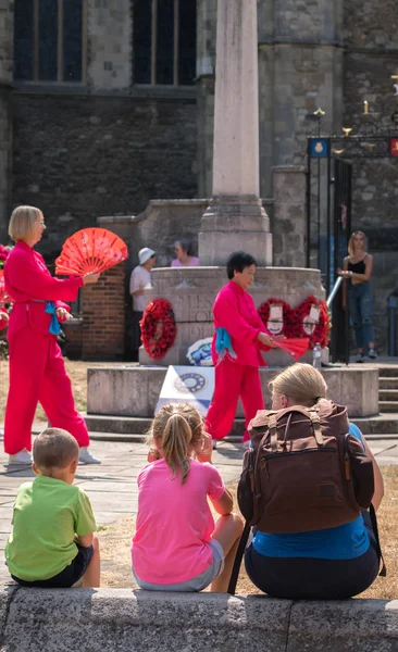 Rochester Inghilterra Luglio 2018 Madre Con Bambini Che Guarda Gruppo — Foto Stock