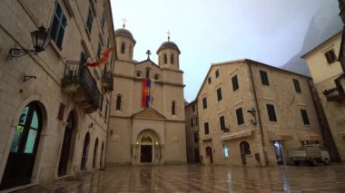 Kotor, Karadağ - Ağustos, 2018: Kotor Old Town akşam düşen yağmur