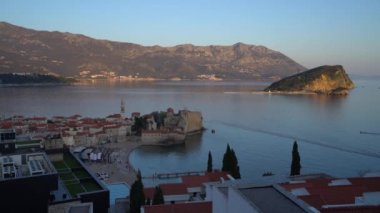 Budva, Karadağ - Nisan 2018: Sabah görünümünü eski kasaba Budva merkezi Adriyatik kıyısında