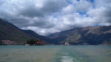 Kotor Koyu'ndaki, Perast, Karadağ kayalarda Our Lady Bazilikası uzak Yelkenli tekne.