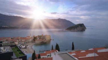 Budva, Karadağ - Nisan 2018: Sabah görünümünü eski kasaba Budva merkezi Adriyatik kıyısında