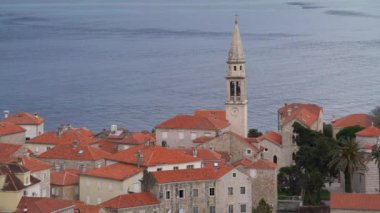 Budva, Karadağ - Nisan 2018: Sabah görünümünü eski kasaba Budva merkezi Adriyatik kıyısında