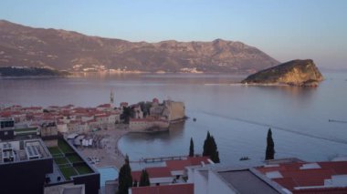 Budva, Karadağ - Nisan 2018: Sabah görünümünü eski kasaba Budva merkezi Adriyatik kıyısında