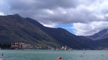 Kotor Körfezi, Perast, Karadağ kayalarda Our Lady Bazilikası görünümünü.