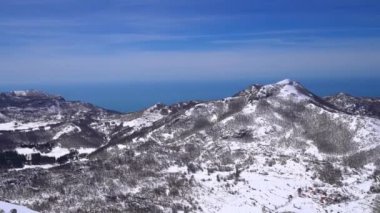 Mount Lovcen ve Njegos Türbesi Lovcen Milli Parkı, Karadağ tepesinden görüldüğü gibi dağ kış manzara panorama çarpıcı