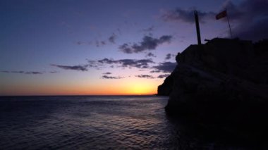 Güzel gün batımı uçuruma Petrovac kıyılarında, Karadağ üzerinden panoramik manzaralı