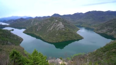 Yeşil piramit ve Rijeka Crnojevica nehir, İşkodra Gölü Milli Parkı, Karadağ bend denilen hill