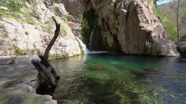 ブドヴァ モンテネグロ Krapina 村上の山の野生の森林の小さな絵のような池 — ストック動画