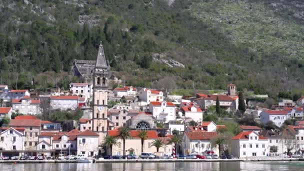 Łódź Przekazując Miasto Perast Żeglując Zatoce Kotorskiej Perast Czarnogóra — Wideo stockowe