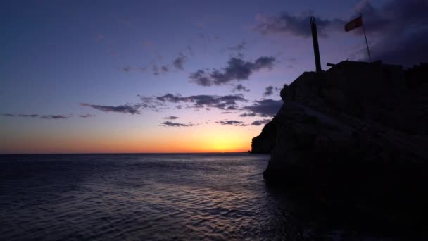 在黑山 Petrovac 海岸的悬崖上美丽的日落全景 — 图库视频影像