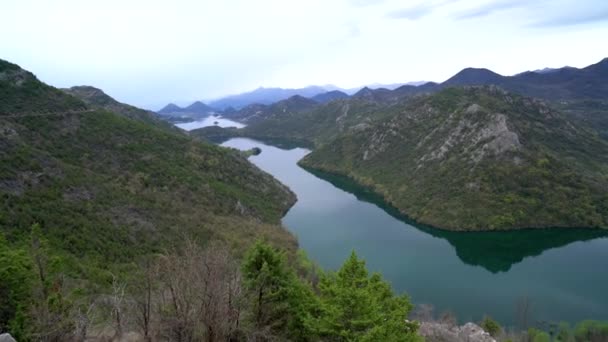 Hegy Neve Zöld Piramis Kanyarban Rijeka Crnojevica Folyó Szkadari Nemzeti — Stock videók